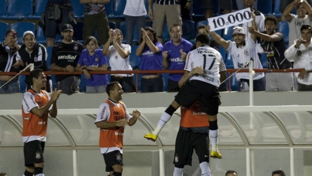 Dentinho marcou o gol de número 10 mil do Corinthians