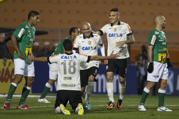 Fbio Santos comemora seu gol contra o Luverdense (MT) no Pacaembu, em 2013