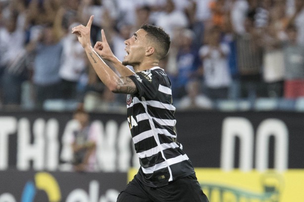 Gabriel comemorando seu primeiro gol com a camisa do Corinthians