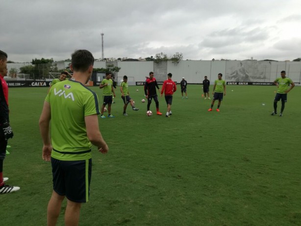 Jogadores do time boliviano treinaram no CT do Corinthians