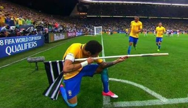 Neymar utilizou a bandeirinha da Arena Corinthians em sua comemorao