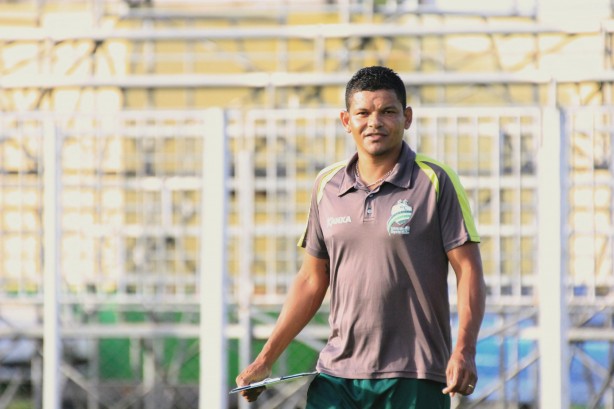 Odil Soares, de apenas 39 anos, é treinador do Luverdense