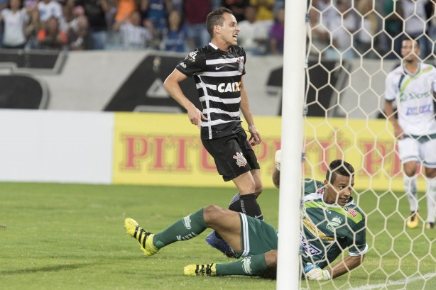 Rodriguinho comemora gol na abertura da terceira fase da Copa do Brasil