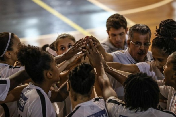 Time feminino de basquete do Corinthians lidera LBF