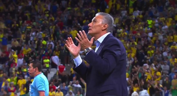 Tite aplaudido pela torcida na Arena Corinthians