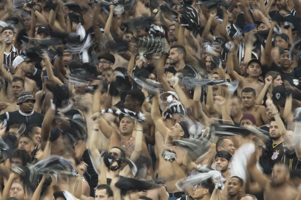 Torcida do Corinthians durante jogo contra Luverdense, na Arena