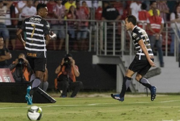 Jô e Rodriguinho anotaram os gols do Corinthians neste domingo