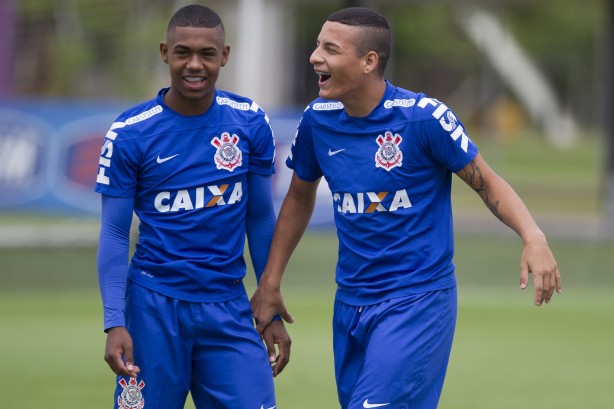 Malcom e Arana, durante treino do time profissional do Corinthians no fim de 2014