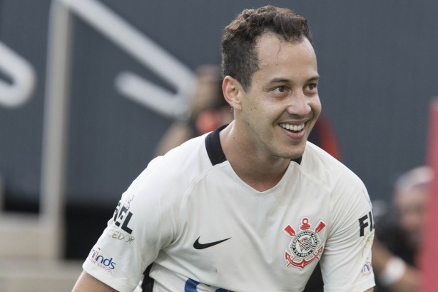 Rodriguinho comemora gol contra o Botafogo-SP, seu quarto em 2017