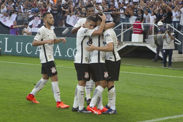 Rodriguinho comemora gol sobre o Botafogo-SP