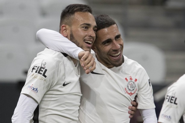 Gabriel e Maycon formam dupla de volantes titulares do Corinthians em 2017