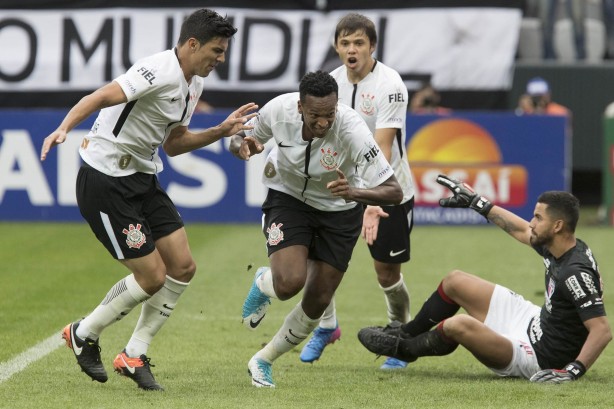 Corinthians eliminou o So Paulo na Arena, com empate, por 1 a 1