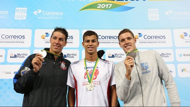 Nadador conquistou trs medalhas no torneio