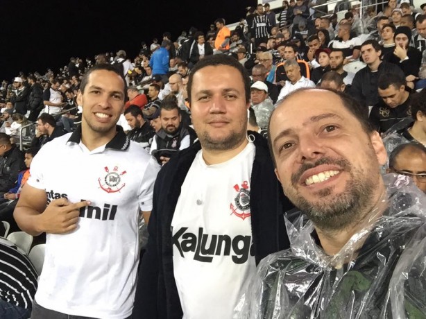 Rodrigo Jesus (no centro) nunca perdeu um jogo do Corinthians na Arena desde maio de 2014