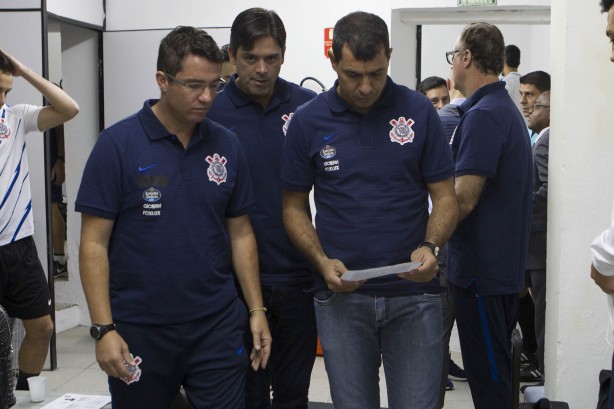 Carille conversa com seus auxiliares, Leandro Cuca e Osmar Loss, antes de comandar Timo no Chile