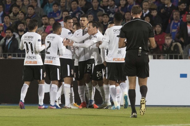 Corinthians comemorando primeiro gol da partida
