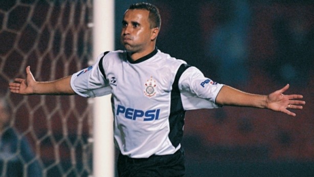 Rogrio disputou 228 jogos pelo Corinthians entre 2000 e 2004
