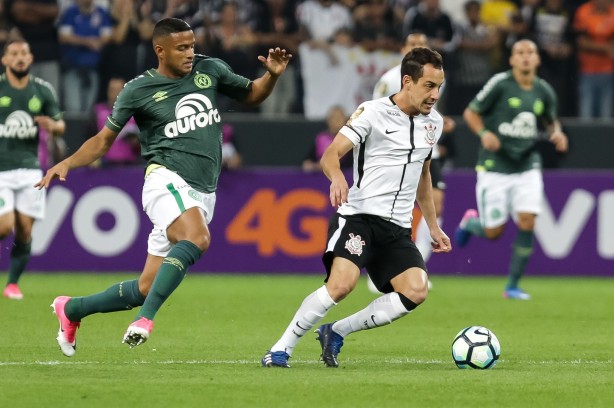 Jô marcou único gol do Corinthians na partida deste sábado