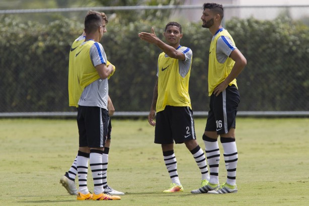 Lucas (ao centro) vai defender equipe Sub-18 do Brasil em campeonato internacional