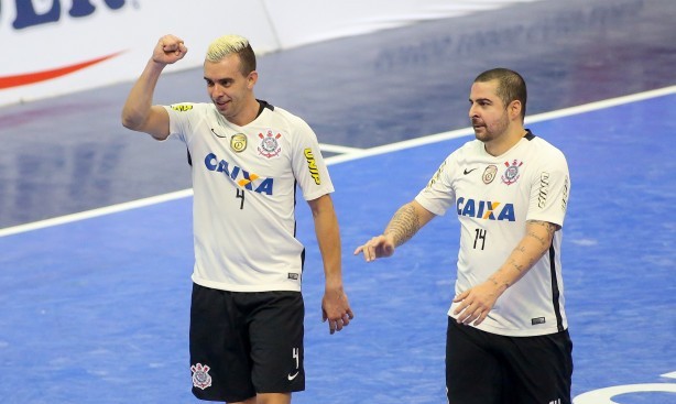 Vander Carioca (à dir.) marcou único gol do Corinthians/Unip