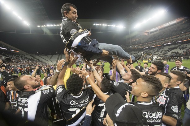 Carille comemora ttulo estadual ao lado de jogadores do Corinthians; treinador recebeu propostas para sair