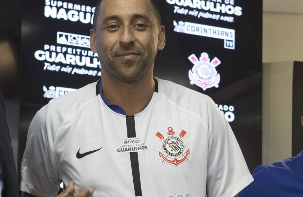 Serginho realiza sonho de vestir a camisa do Corinthians