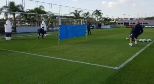 Reflexo dos goleiros foi aprimorado em treino do Corinthians