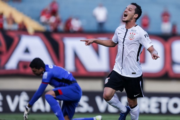 Rodriguinho marcou o gol da vitria do Corinthians sobre o Atltico-GO semana passada