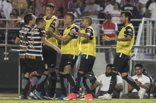 Titulares e reservas do Corinthians comemoram gol de Rodriguinho em Majestoso; CBF quer acabar com festa