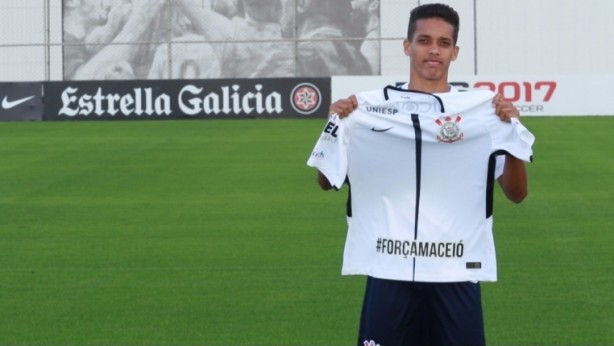 O alagoano Pedrinho exibe camisa de apoio a Macei que ser usada contra o Santos