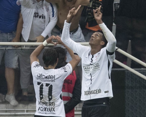 Jmero celebra gol sobre o Santos na Arena