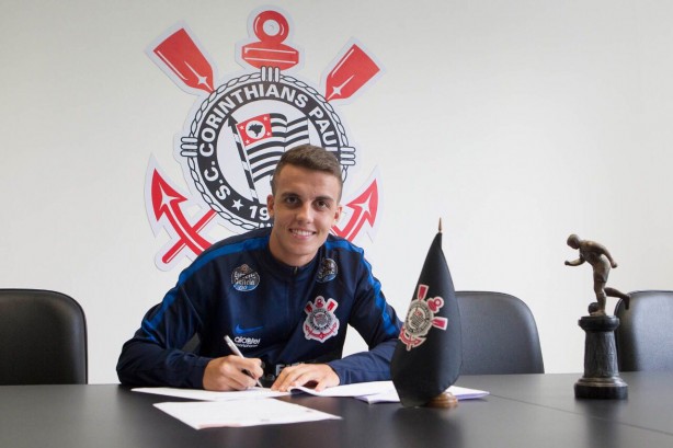 Rodrigo assino o novo contrato com o Corinthians nesta segunda-feira