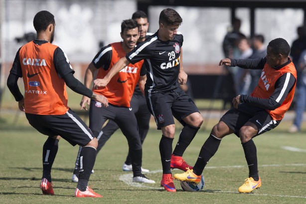 Cassini, durante treino com profissionais do Corinthians; jogador ter teste no time B do Santos