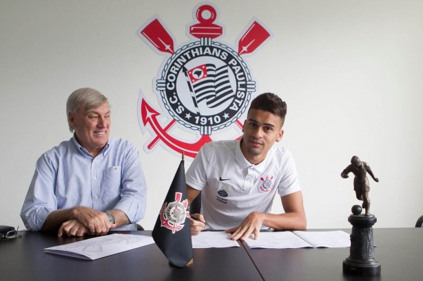 Lo Santos assinou novo contrato nesta tera-feira