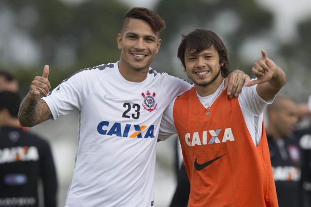 Guerrero e Romero durante um dos ltimos treinos do peruano no Corinthians, em maio/15