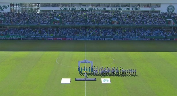 Apenas os jogadores do Coritiba participaram do hino