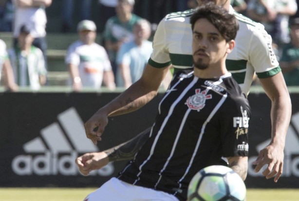 Fagner foi titular durante o empate sem gols de Corinthians e Coritiba, neste domingo