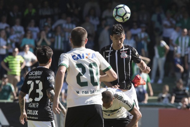 Balbuena afasta perigo durante o empate sem gol com o Coritiba no Couto Pereira