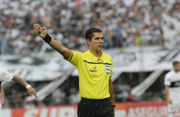 Mario Diaz de Vivar apita jogo do Corinthians na Colmbia