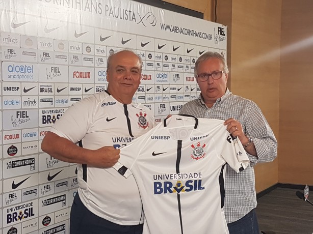 Fernando Costa, reitor da instituio de ensino, e o presidente Roberto de Andrade na sala de imprensa da Arena