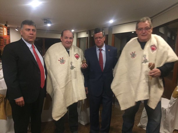 Conselheiro e chefe de segurana vestem roupa tpica da Colmbia oferecida pela diretoria do Patriotas