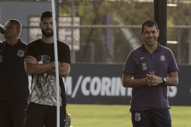 Ex-Corinthians, Felipe visitou o CT do clube e apareceu ao lado de Carille no treino