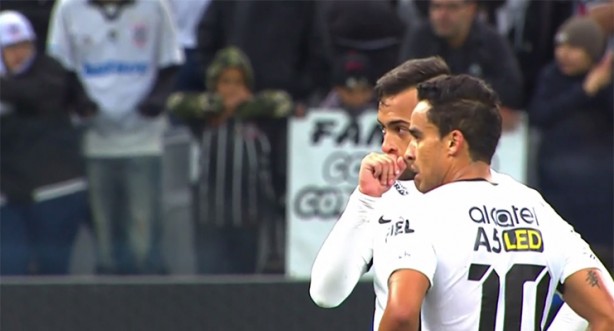 Clayson e Rodriguinho durante a partida disputada contra o Botafogo