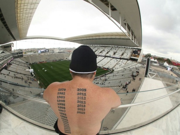 Garber exibe tatuagens de ttulos do Corinthians; torcedor ganhar nova tattoo na Arena