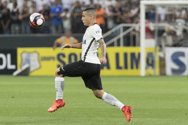 Guilherme Arana deu mais um chapu na partida contra o Botafogo