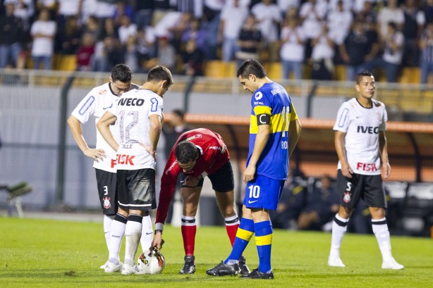 Alex antes de cobrar falta que originou primeiro gol de Sheik sobre o Boca, na finalssima da Libertadores