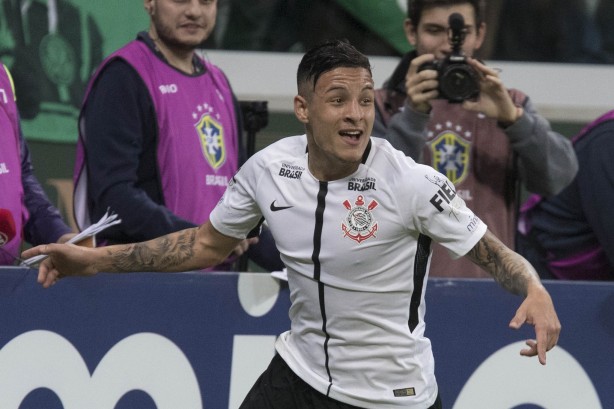 Arana comemora gol sobre Palmeiras no Allianz Parque