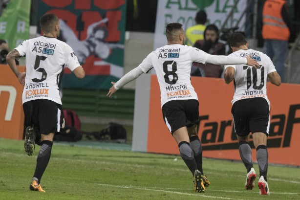 Jadson comemorando o primeiro gol do Corinthians contra o Palmeiras