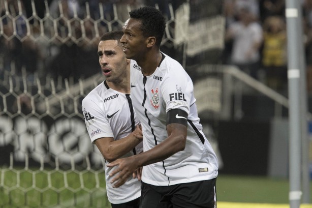 J marcou os dois gols do Corinthians diante do Atltico-PR