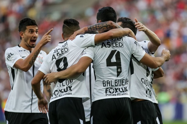 Jogadores comemoram gol no Maracan
